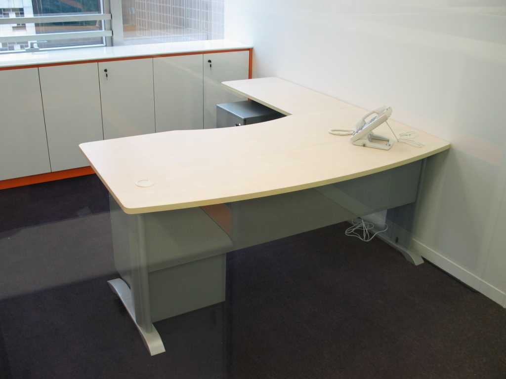 Arc shaped workstation